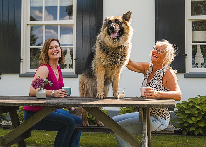 Jose en Marieke samen met de hond van Jose