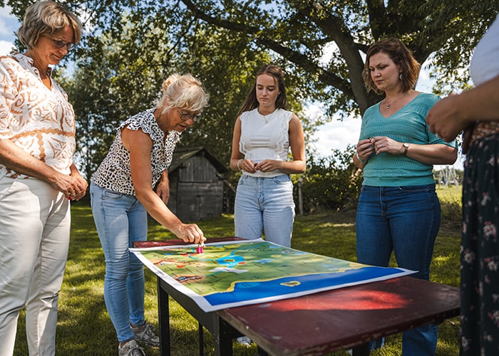 Jose en Marieke met een groep vrouwen om een landkaart heen