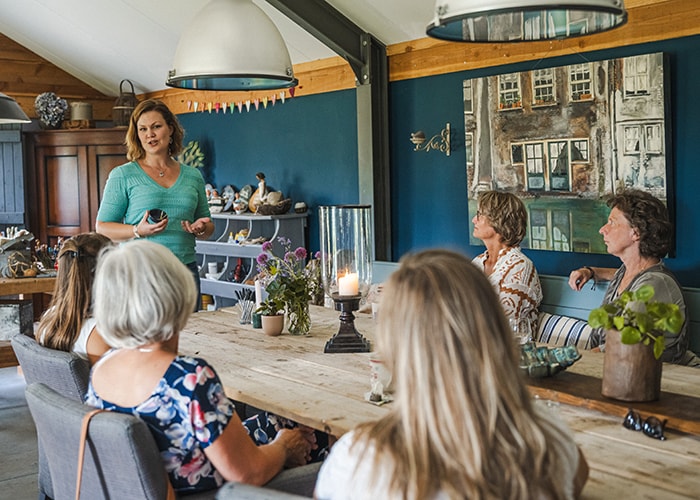 Marieke vertelt iets aan een groep vrouwen